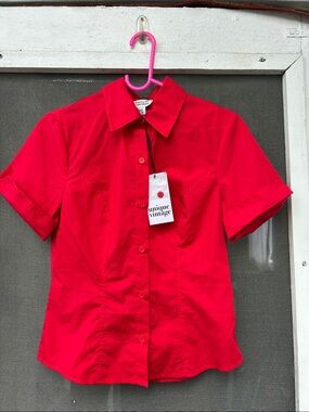 Unique Vintage Women's Red Short-Sleeve Button-Up Shirt